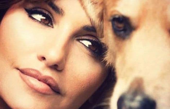 Mónica Cruz con un perro
