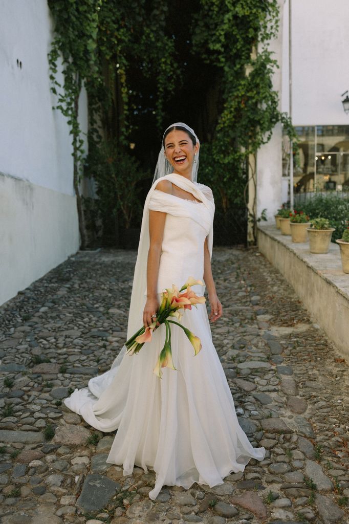 Vestido de novia asimétrico de AHT Studio