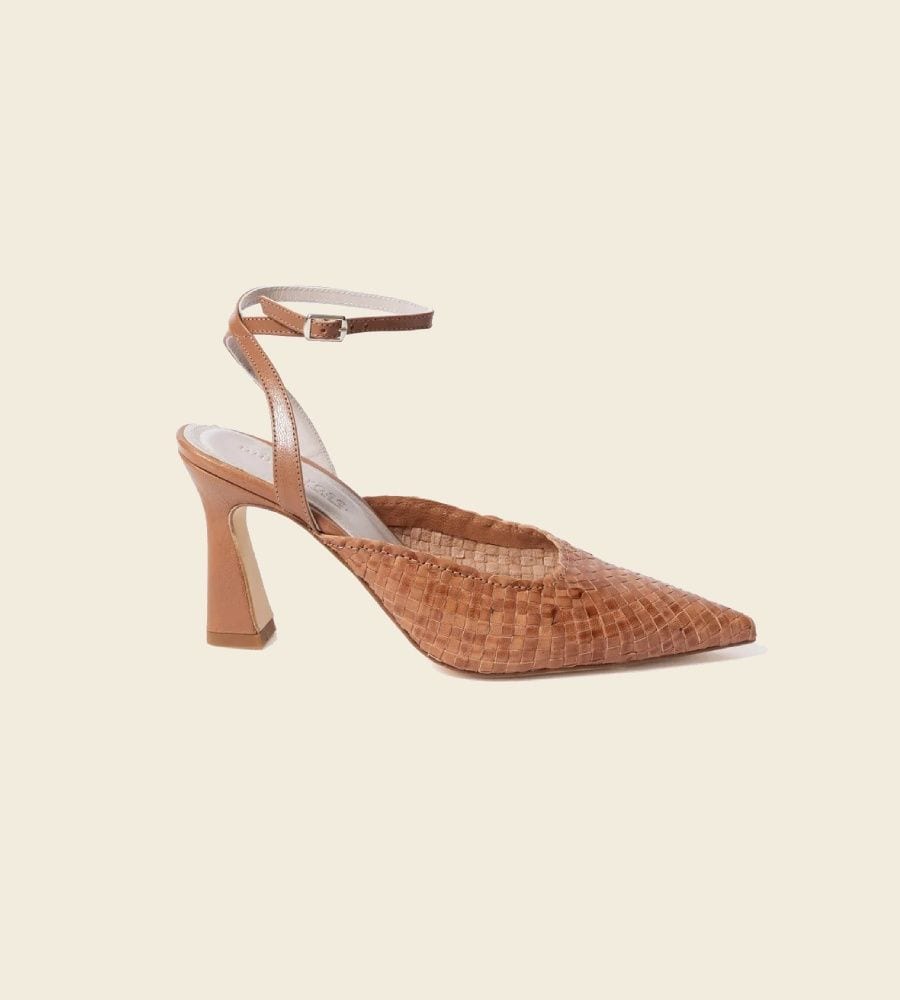 Zapato destalonado trenzado en color caramelo, de Mint & Rose