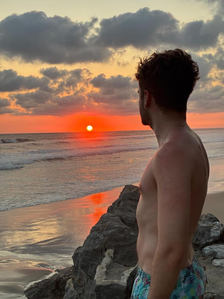 Nico ya había demostrado lo bien que se lo estaba pasando en la playa.