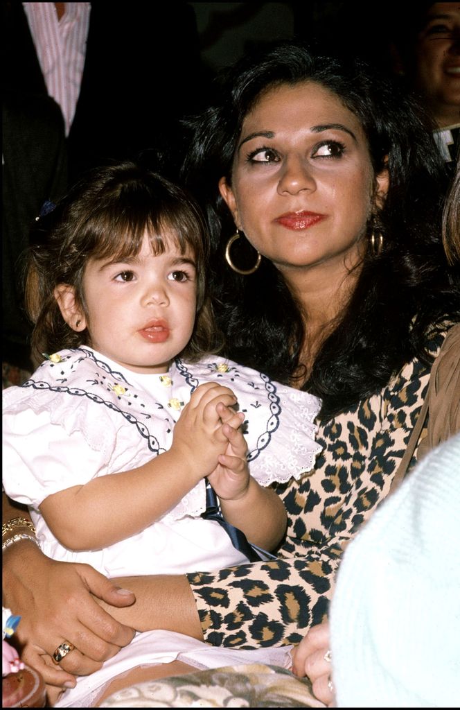 LA CANTANTE LOLITA FLORES CON SU HIJA ELENA FURIASE GONZALEZ EN BRAZOS DURANTE UN ACTO PUBLICO EN MADRID