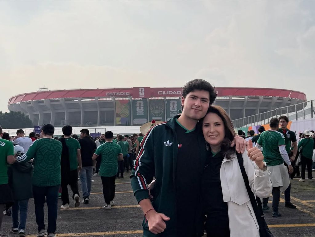 Madre e hijo en el Estadio Ciudad de México, uniéndose a la fiesta mundialista. 