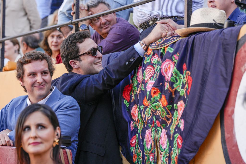 Felipe de Marichalar, relajado, saludando a un conocido