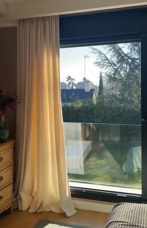 Una habitación muy luminosa con grandes ventanales