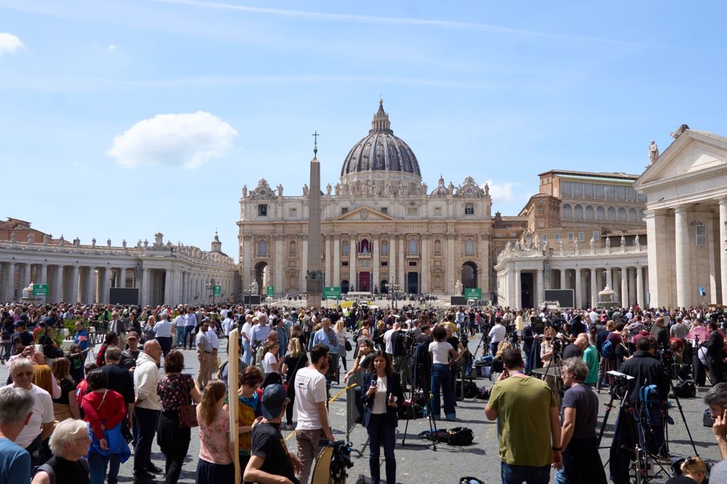 La plaza de San Pedro, este lunes tras conocerse la muerte del papa