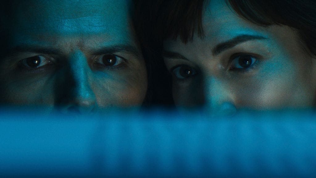 Mark y Helly frente a la pantalla, inmersos en un mundo lleno de secretos.