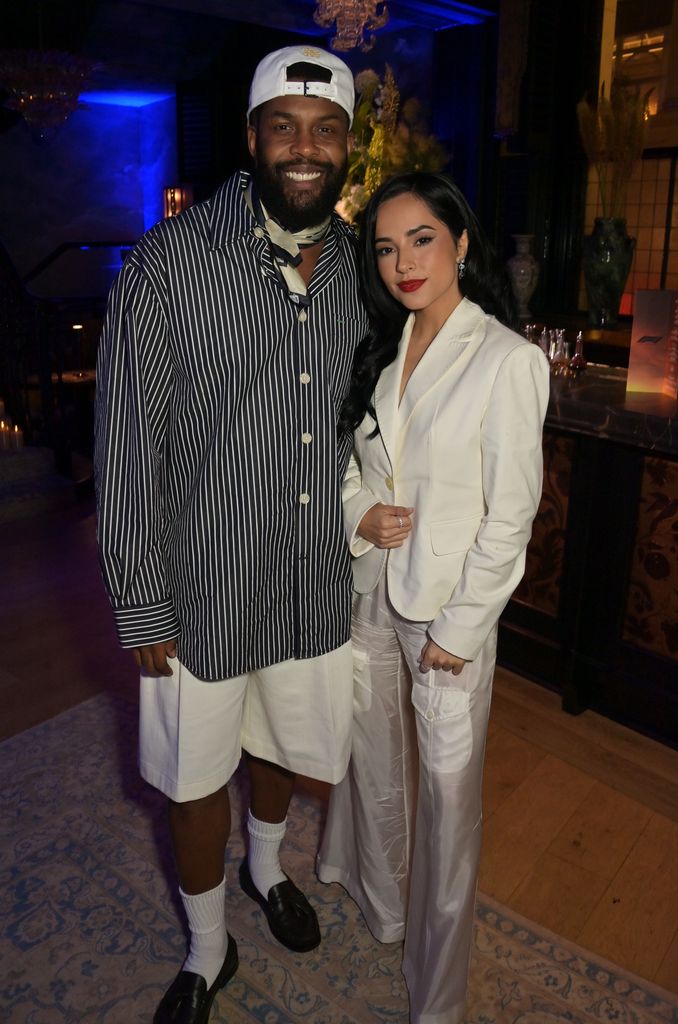 Leon Starino Anderson y Becky G en el after-party del evento.
