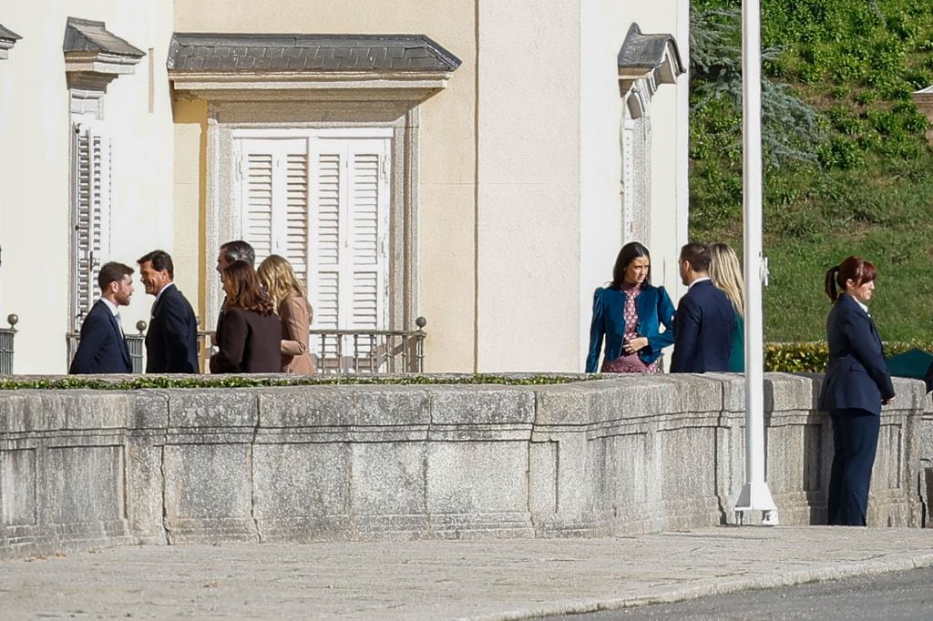 Victoria Federica, con chaqueta azul, en la reunión de este sábado