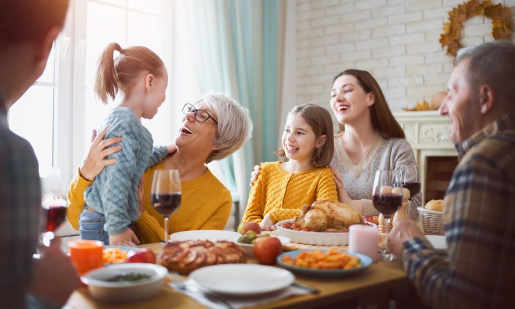 Familia comiendo felices juntos