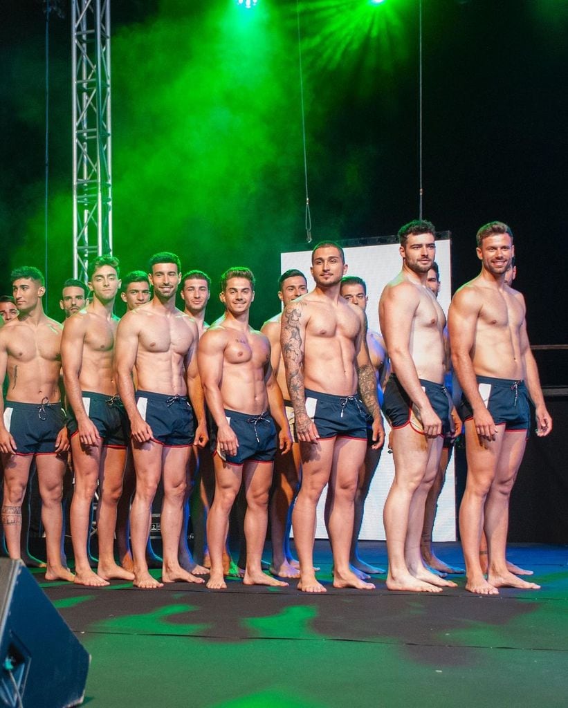 Toni Company modelando con otros concursantes