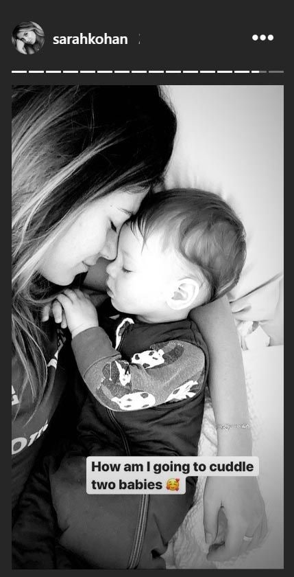 Sarah Kohan abrazando a su hijo Noah