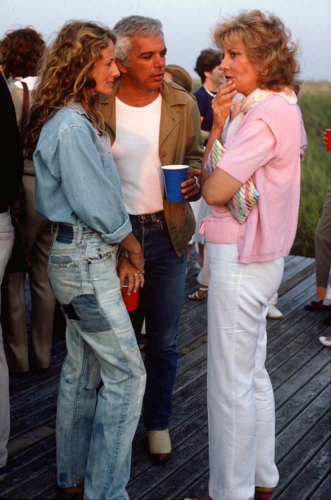 Ralph Lauren con su mujer Ricky Lauren y la periodista Barbara Walters (con look denim) en Los Hamptons, NY, 1984.