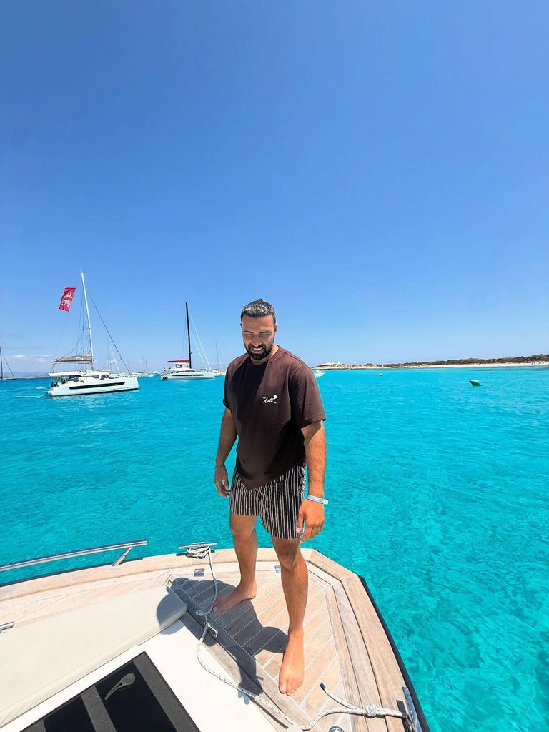 Jencarlos Canela semostró muy bien en sus vacaciones en Ibiza.