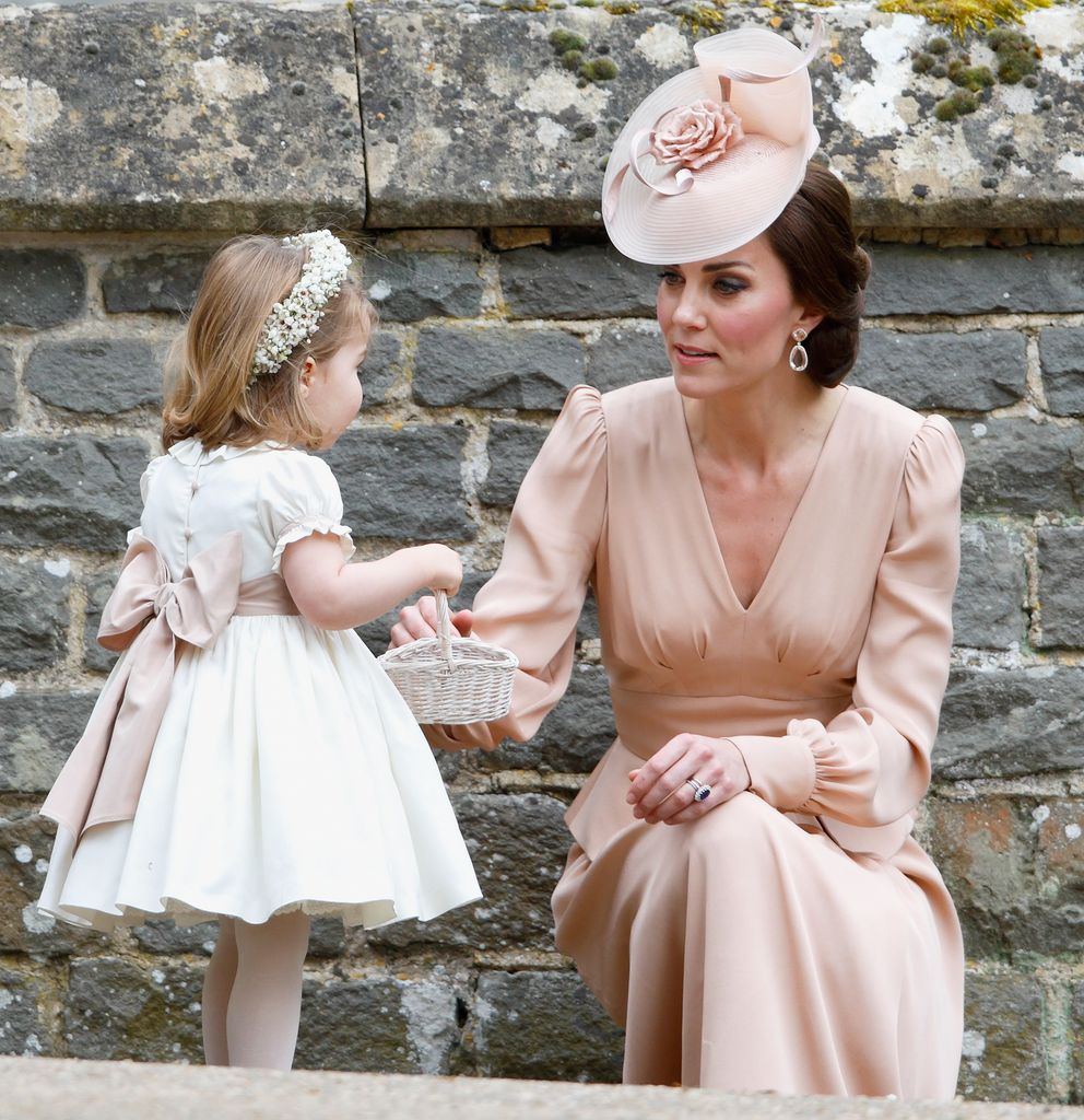 Kate con la princesa Charlotte, que entonces tenía dos años y fue vestida por una firma española