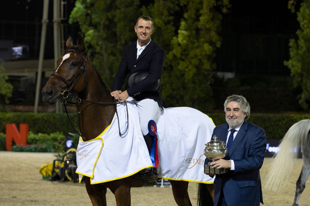 José Manuel Uribes hace entrega de la Copa de SM la Reina a Gregory Wathelet