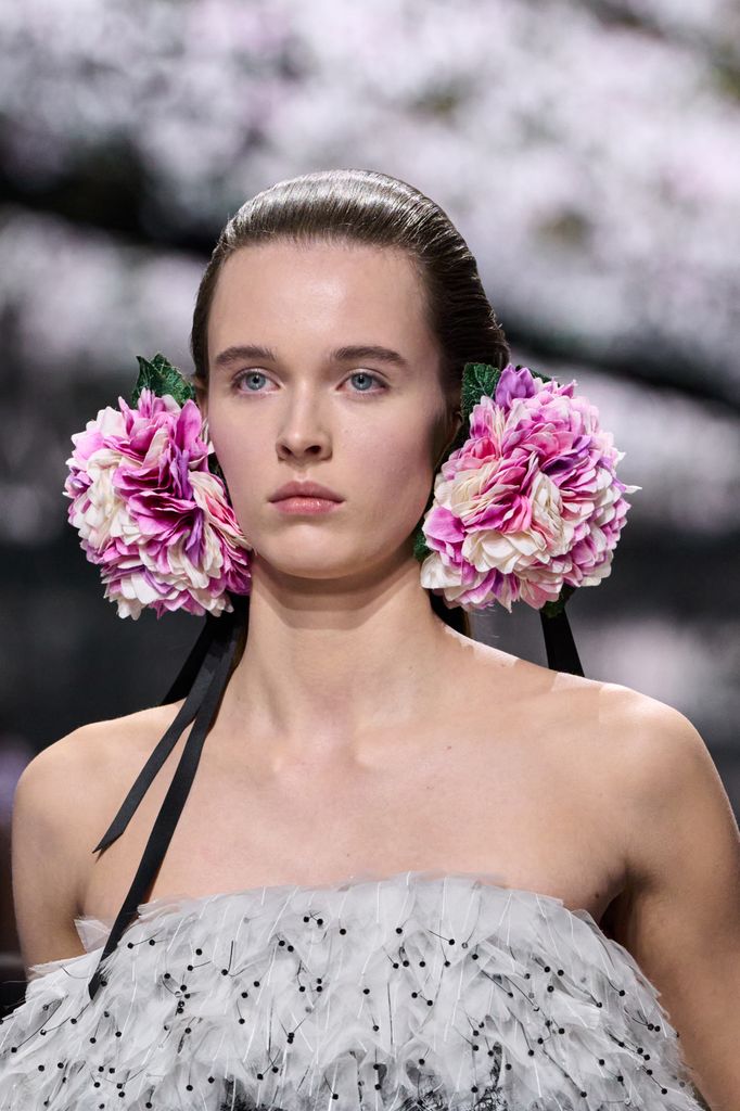 Las hortensias como accesorio en el desfile de Dior Alta Costura SS26. 