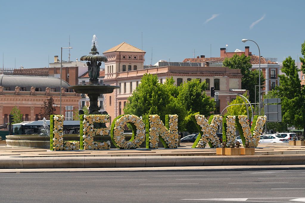 Letras con flores forman el nombre de León XIV