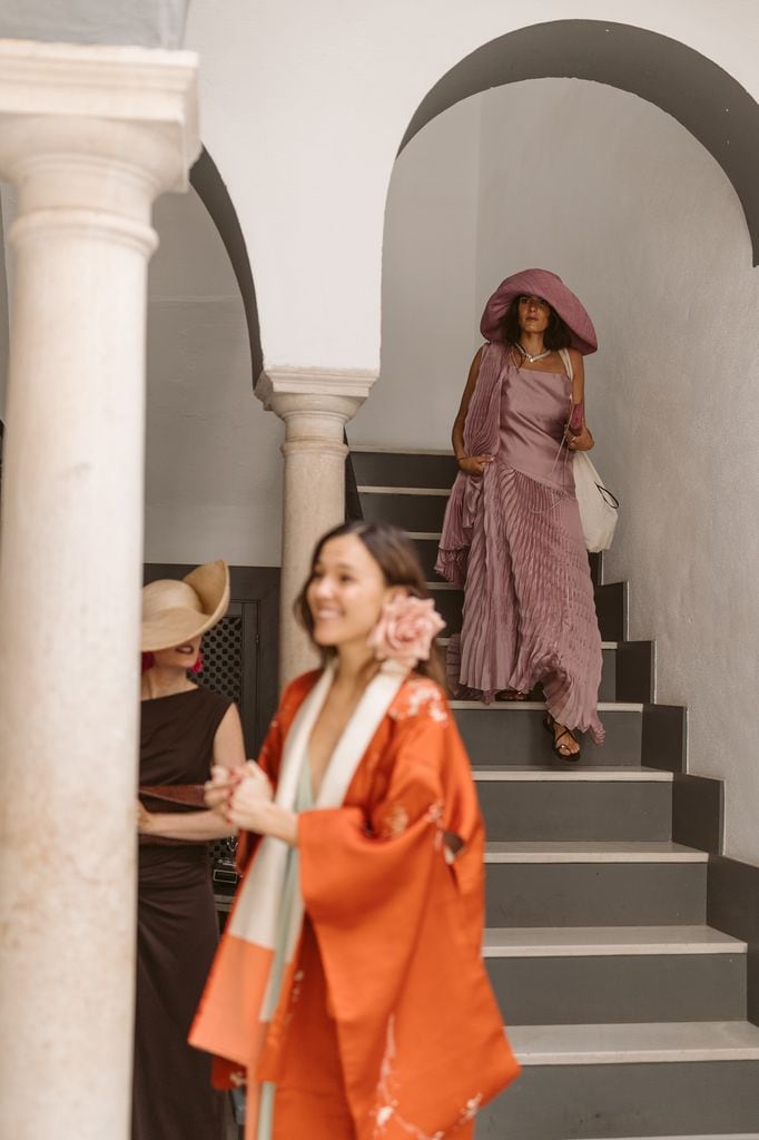 Invitada anónima vestida de Simorra y tocado