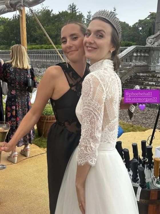 Kate Morgan con una amiga el día de su boda con Lord Hugh Carnegie