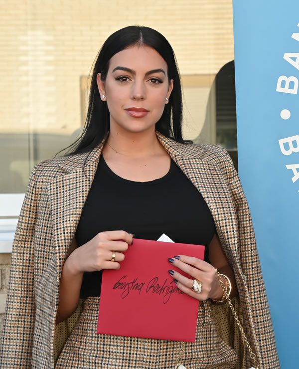 Georgina Rodríguez con traje de cuadros