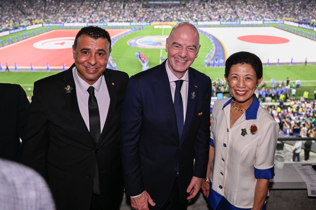 El presidente Gianni Infantino junto al presidente de la Federación Tunecina de Fútbol, Moez Nasri, y la princesa Takamado Hisako