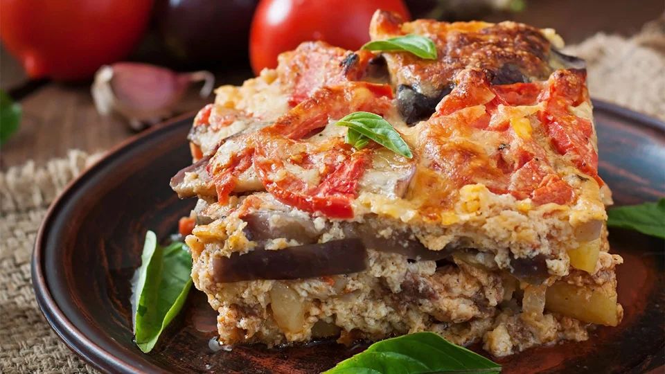 Este plato se hace con berenjena, carne picada y bechamel.