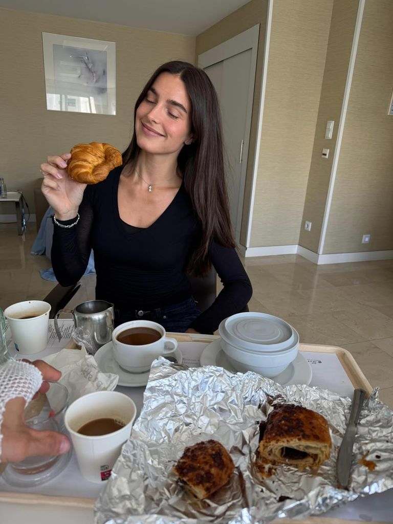 Gemma Pinto sonríe junto a un suculento desayuno tras la intervención con éxito de Marc Márquez