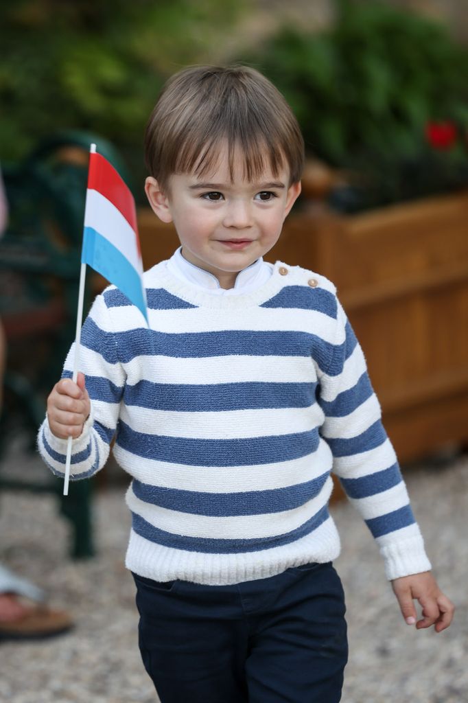 El príncipe Francisco ondea una bandera de Luxemburgo