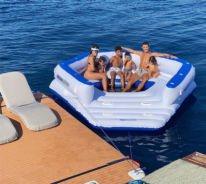 Georgina Rodríguez y Cristiano Ronaldo con sus hijos