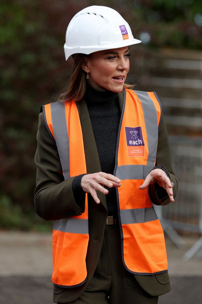 Kate Middleton viendo los trabajos de constrcción en The Treehouse children's