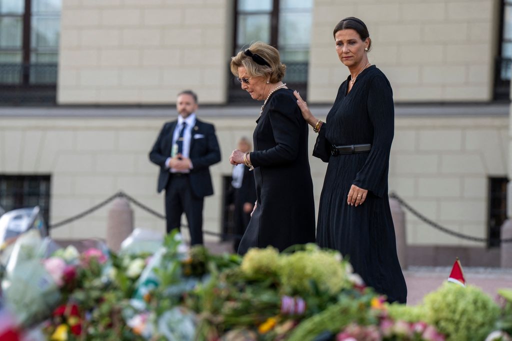Marta Luisa de Noruega arropa a su madre mientras ve los homenajes de los noruegos a Harald de Noruega