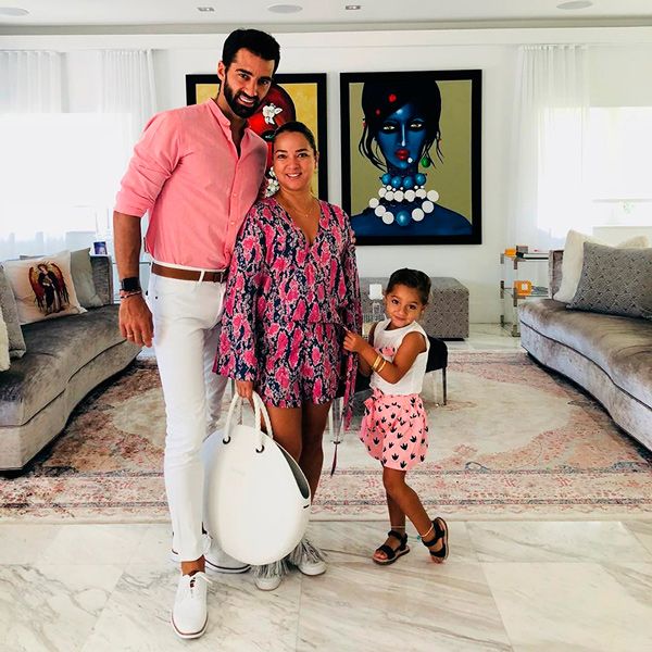 Adamari López y Toni Costa con su hija Alaïa