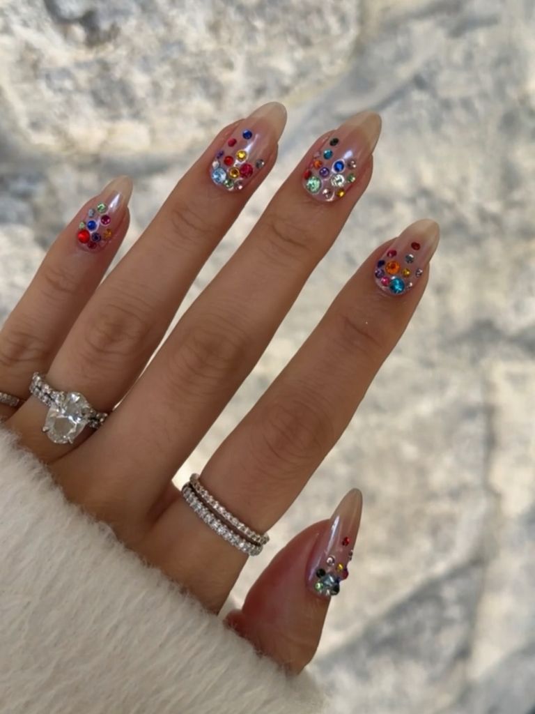 En un día tan importante en el que todos quieren ver el anillo, atrévete a experimentar con tu manicure.