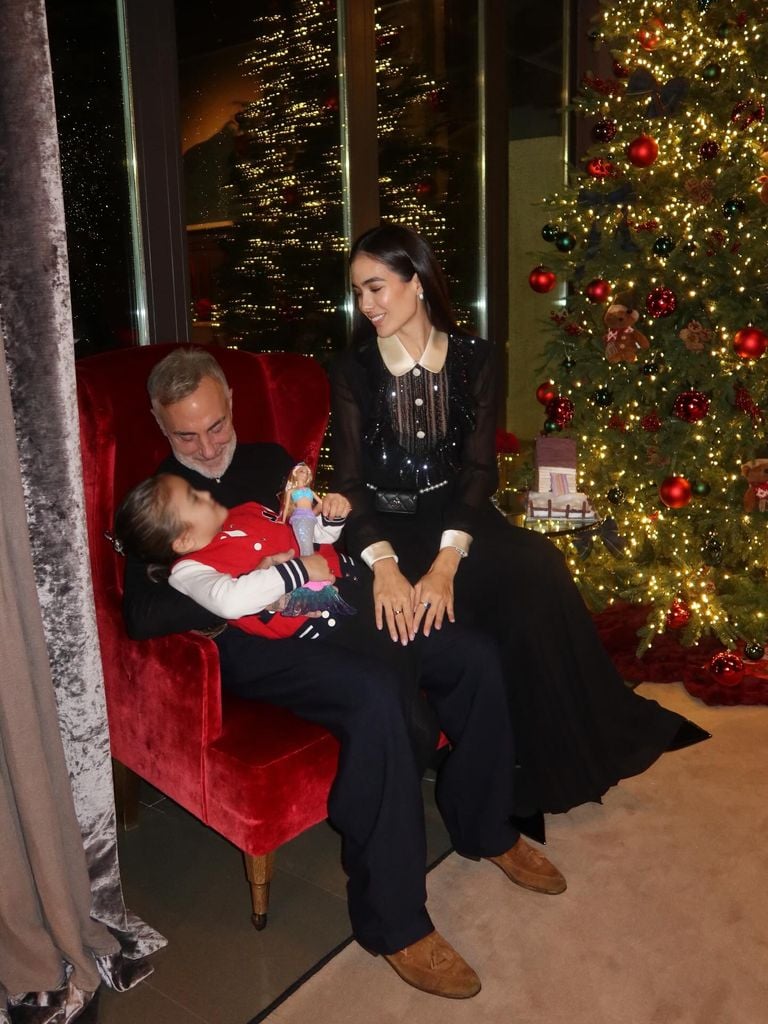 Sharon Fonseca compartió esta linda postal navideña de ella con Gianluca Vacchi y su hija Blu.