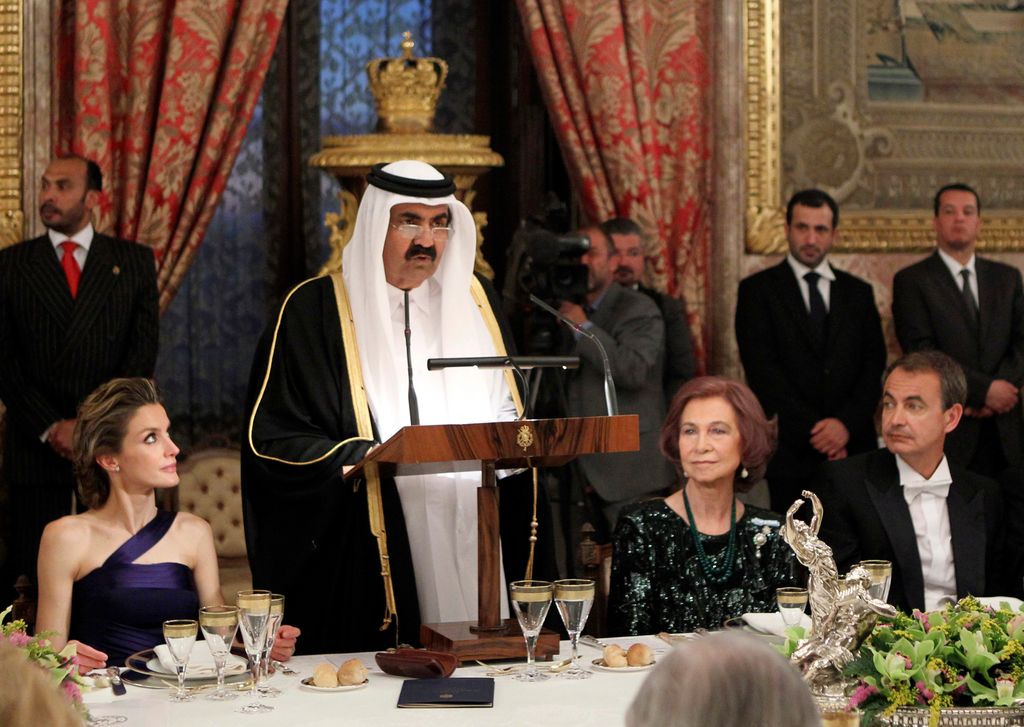 El exemir de Catar y su mujer, Mozah Bint Nasser, durante una visita oficial a España en 2011