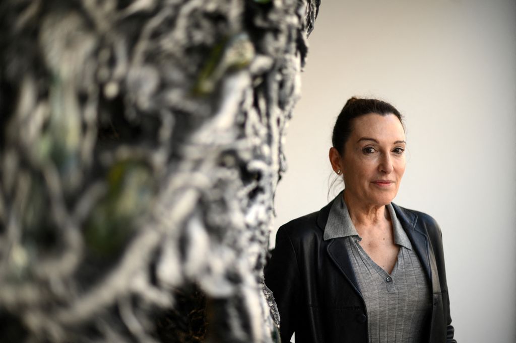 Cristina Iglesias, con una de las esculturas que exhibió en 2022 en la Gagosian Gallery de Londres
