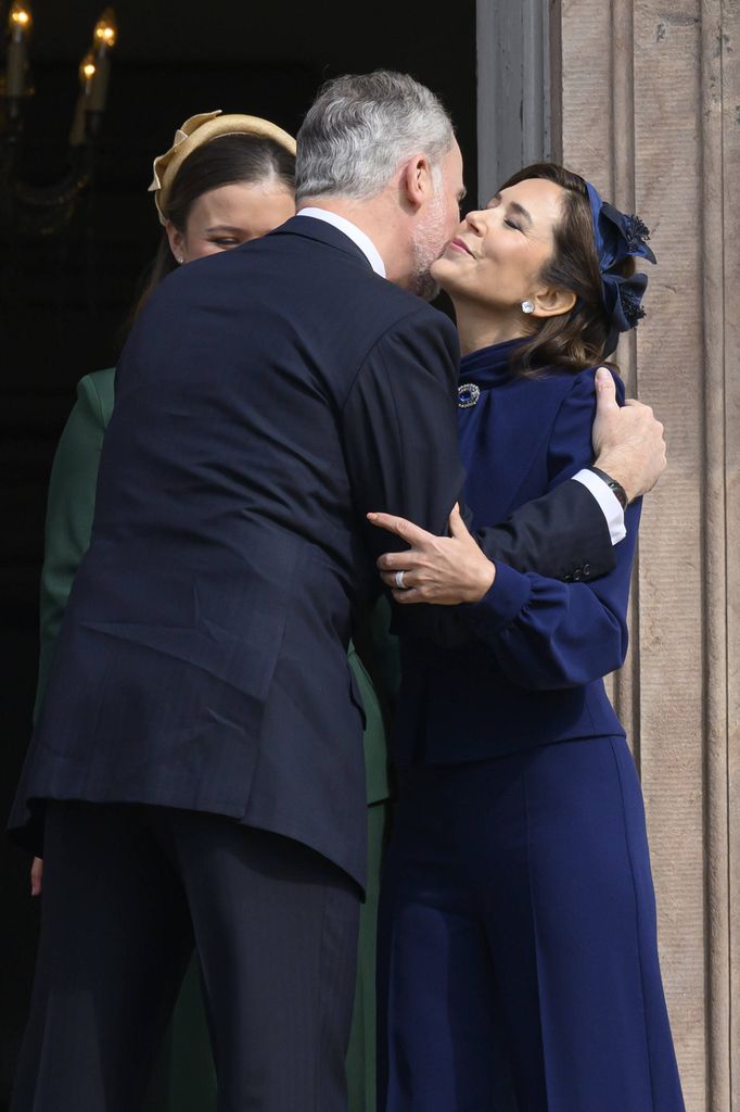 El rey Felipe besa con cariño a la reina Mary, quien acaba de perder a su padre