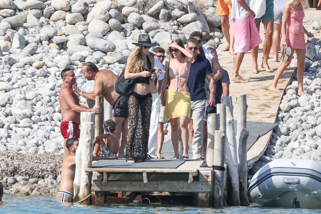 Gabriella Brooks, cuñada de Elsa Pataky, presume de anillo de compromiso en Ibiza 