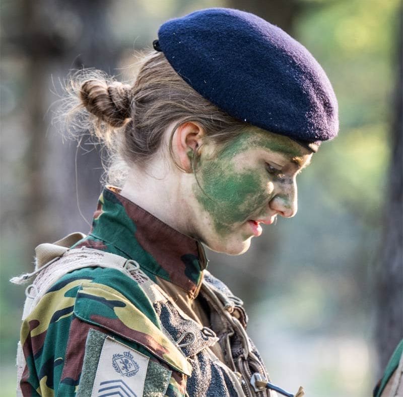 La princesa Elisabeth de Bélgica con uniforme militar