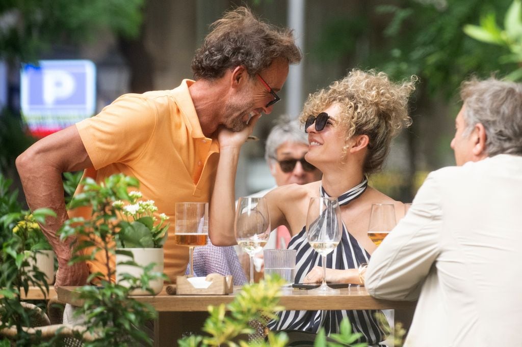 Álvaro Muñoz Escassi y Sheila Casas comen en una terraza, a 19 de junio de 2025, en Madrid (España)