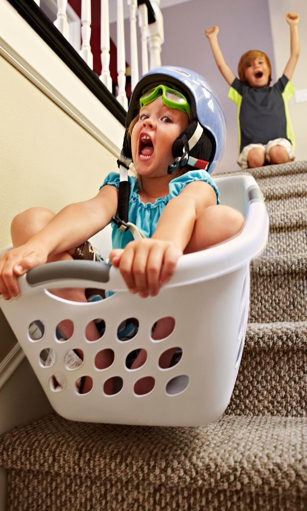 Niña en una cesta se tira por las escaleras