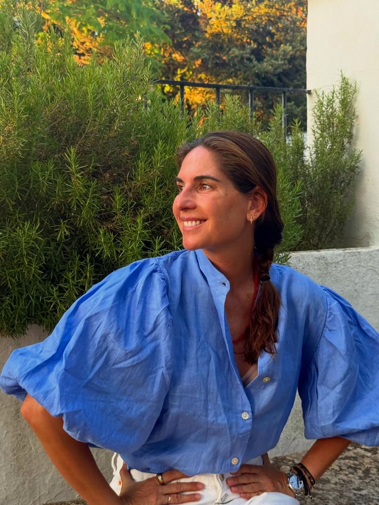 Lourdes Montes con blusa azul de lino de Monbali.