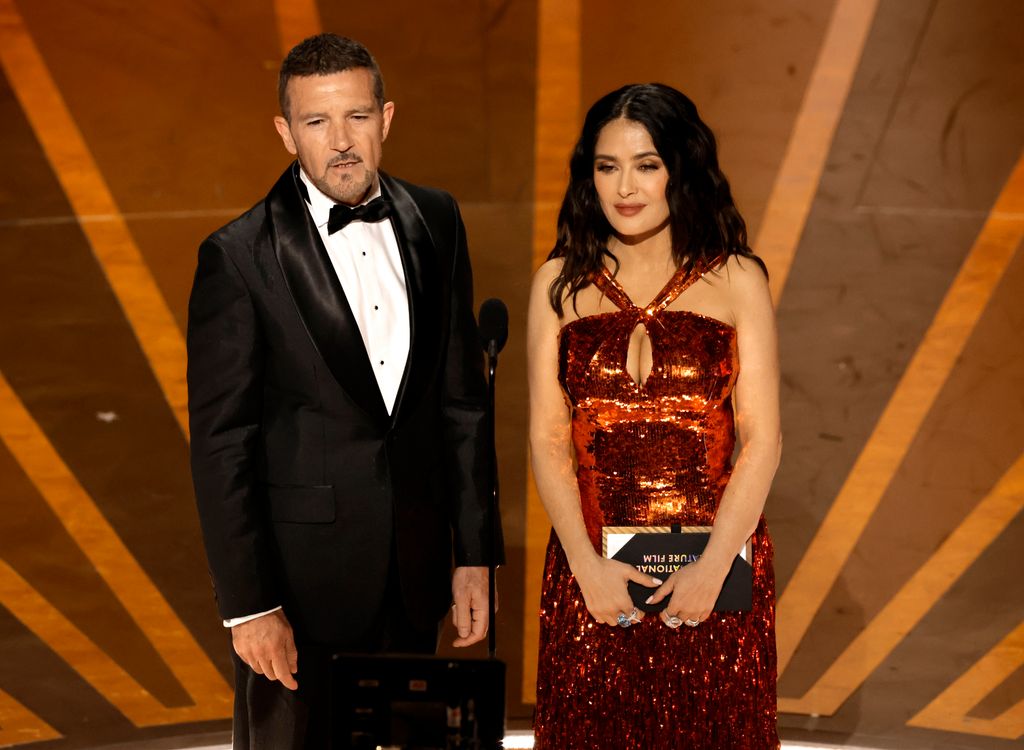 Antonio Banderas y Salma Hayek en los Oscar de 2023