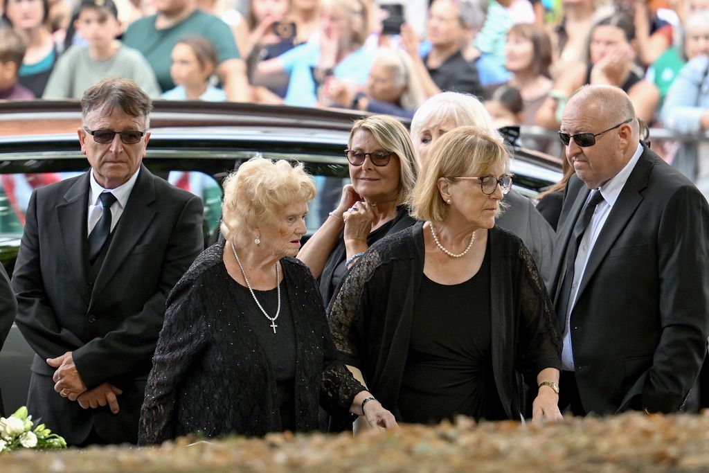 Paul Hopkins (izquierda), hermano de Bonnie Tyler, llega junto a otros miembros de la familia a Swansea Minster para asistir al funeral de la cantante