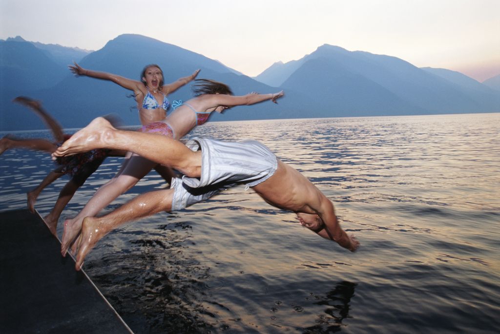 Adolescentes tirándose a un lago