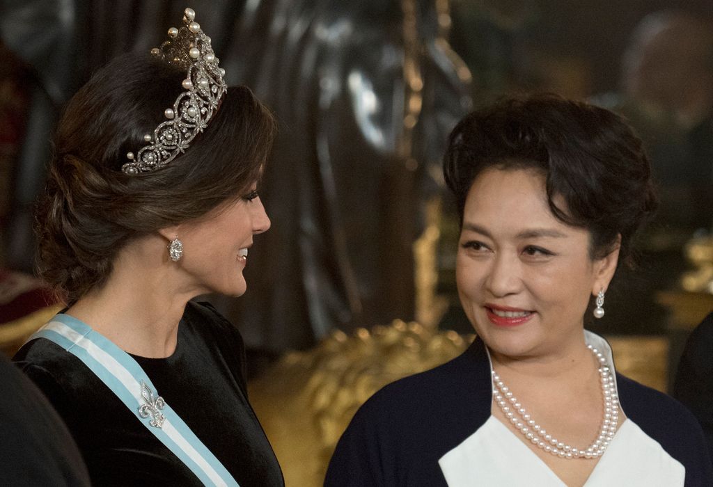 El uso de tiaras por parte de reinas europeas en China ha quedado en desuso en las últimas décadas, aunque el protocolo bilateral siempre puede dictar lo contrario, no es lo esperado