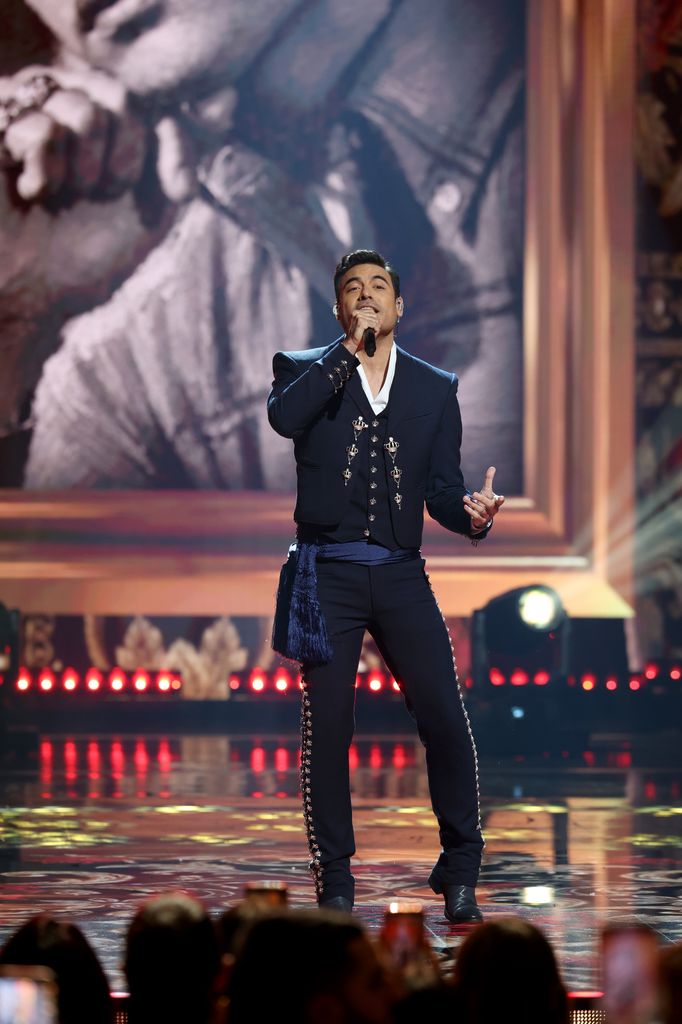 Carlos Rivera participó en el homenaje a Juan Gabriel en los Premios Billboard de la Música Latina.