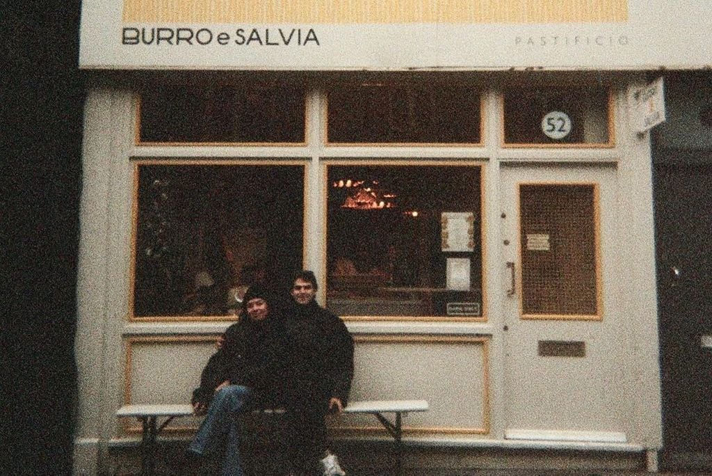 Plano medio de Álvaro Mel y Anna Castillo posando sentados en un viaje