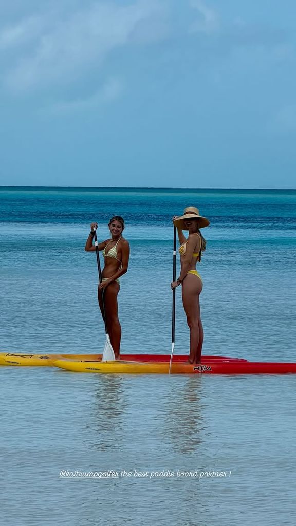 Ivanka Trump y su sobrina Kai disfrutaron practicando paddle surf en las cristalinas aguas del Caribe.