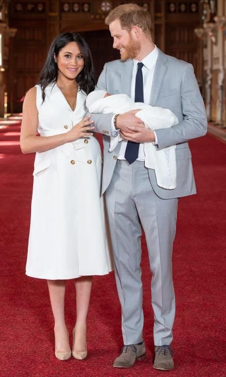 Meghan Markle con vestido gabardina de Grace Wales Bonner